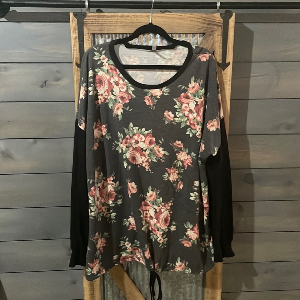 Women’s Floral Top size small